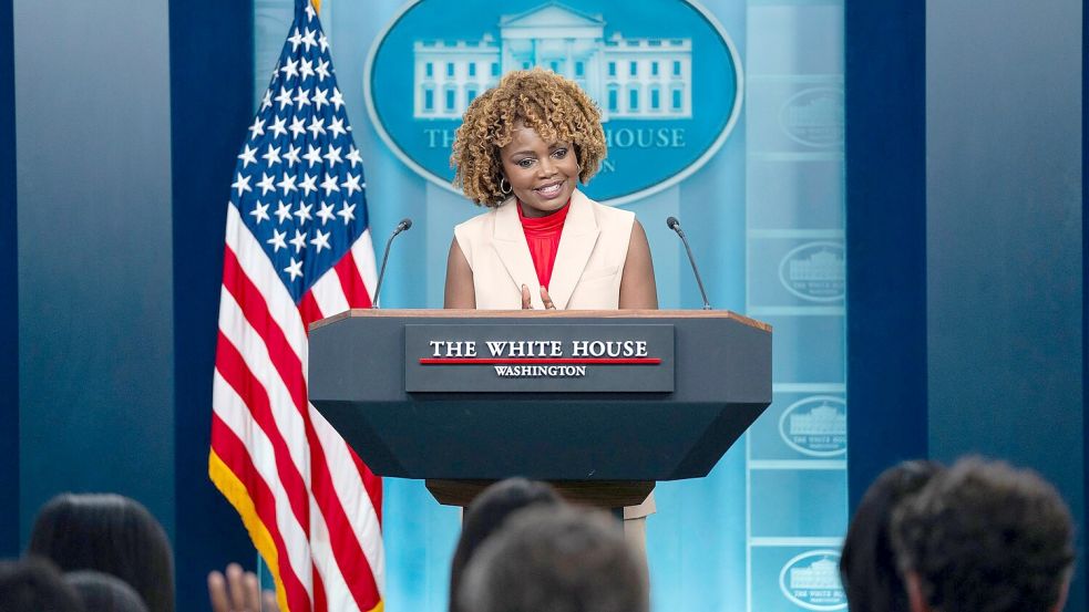 Die Sprecherin des Weißen Hauses, Karine Jean-Pierre, muss derzeit fast ausschließlich Fragen zum desaströsen TV-Auftritt ihres Chefs beatworten. Foto: Evan Vucci/AP/dpa