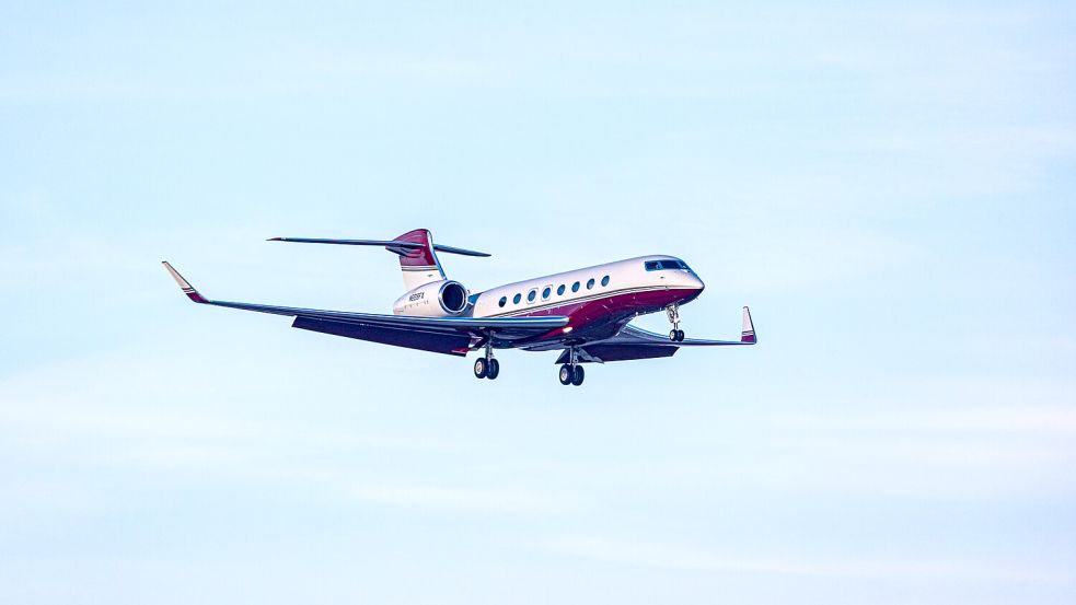 Nicht nur Privatjets sind den Reichen oftmals vorbehalten, sondern laut Studienergebnissen generell regelmäßige Flugreisen. Foto: IMAGO/dieBildmanufaktur