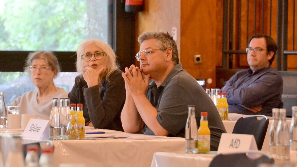 Kay Bents (von rechts) saß in der jüngsten Kreistagssitzung bereits von den bisherigen Fraktionskollegen Gunnar Ott, Gila Altmann und Regina Stegemann entfernt. Foto: Aiko Recke