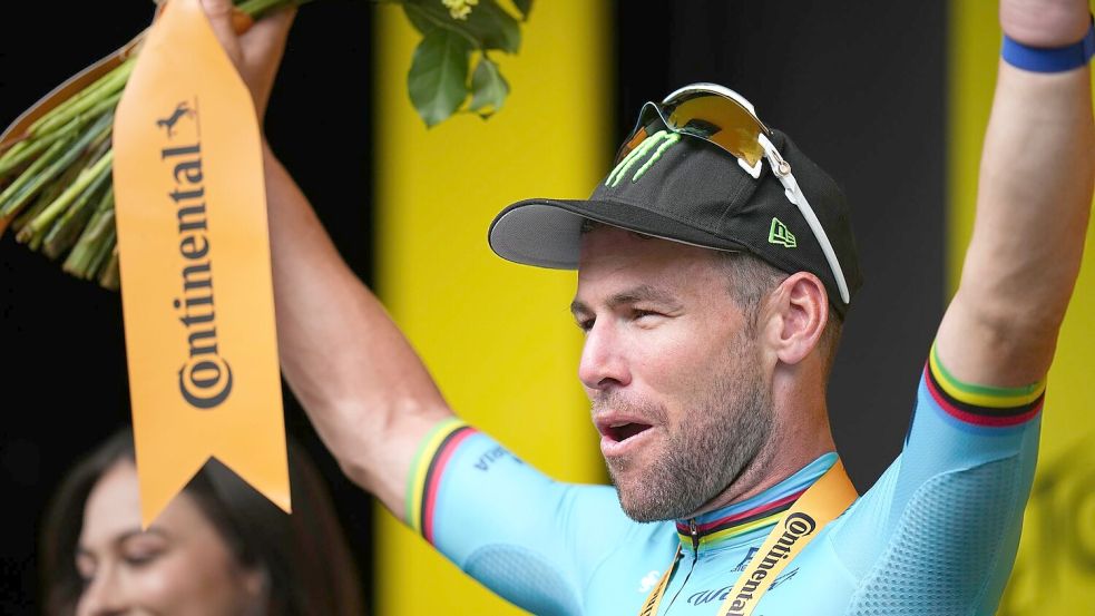 Mark Cavendish holte seinen 35. Etappenerfolg bei der Tour. Foto: Daniel Cole/AP/dpa