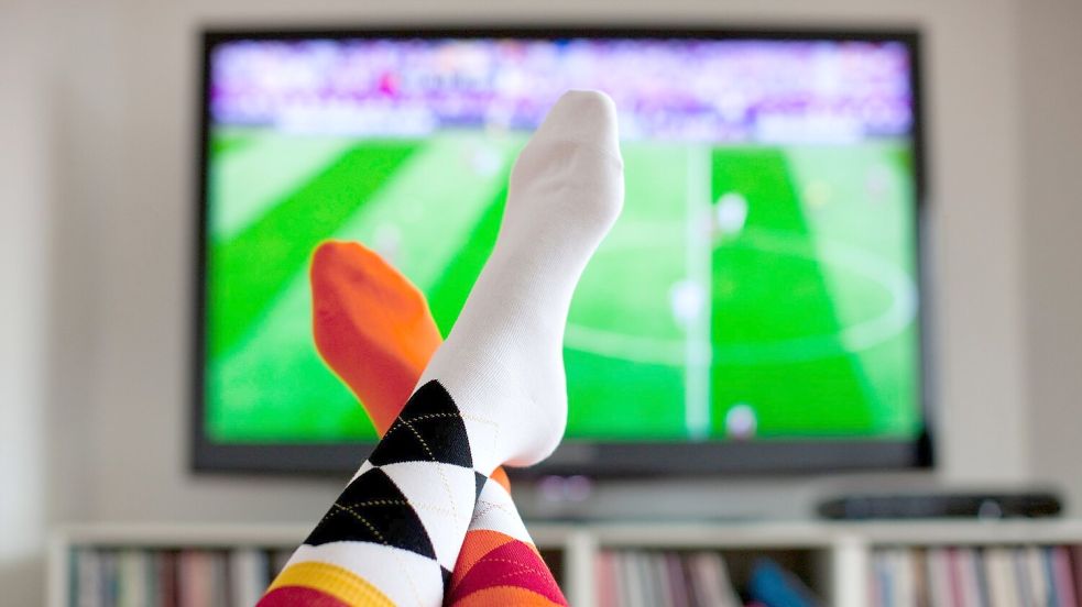 Zur Fußball-EM zog beim Händler Expert die Nachfrage nach Fernsehgeräten an. (Symbolbild) Foto: Rolf Vennenbernd/dpa