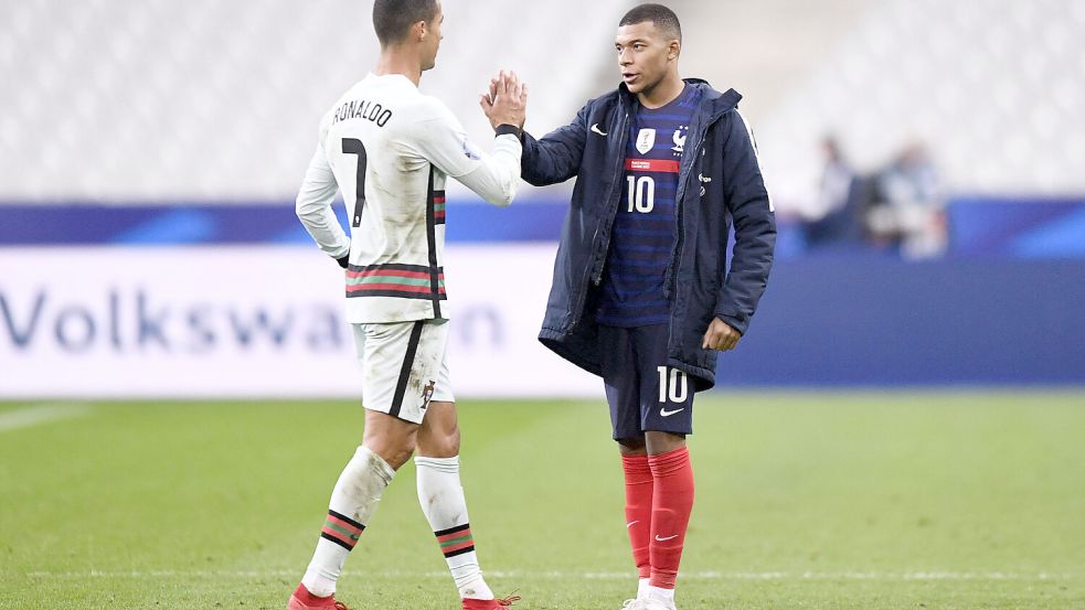 Die beiden Fußball-Superstars treffen am Freitag in Hamburg aufeinander: Cristiano Ronaldo und Kylian Mbappé. Foto: imago images/PanoramiC