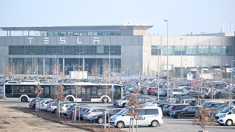 Tesla hat grünes Licht für einen Ausbau der Produktion bekommen. Foto: Sebastian Gollnow/dpa