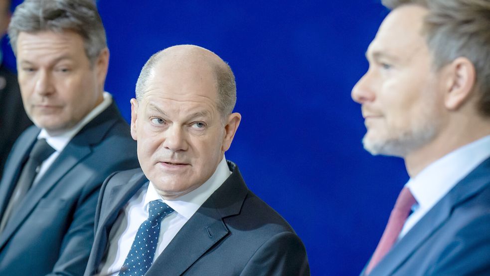 Sollten sich noch einmal zusammenraufen: Bundeskanzler Olaf Scholz (Mitte) und seine Minister Robert Habeck (links) und Christian Lindner. Foto: Michael Kappeler