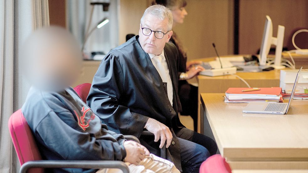 Der Angeklagte (links) sitzt neben seinem Anwalt Andreas Lauven in einem Saal im Amtsgericht Westerstede. Foto: Hauke-Christian Dittrich/DPA