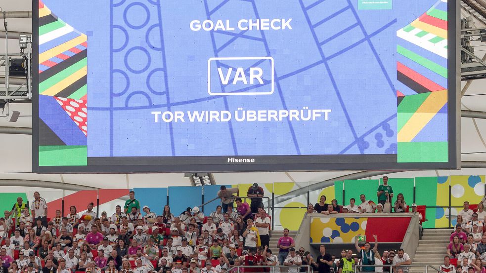 Die Anzeigetafel in der Stuttgart Arena zeigt das VAR-Symbol, während ein Tor vom Videoschiedsrichter überprüft wird. Für Zuschauer, Spieler und Trainerstab eine angespannte Situation. Foto: DPA