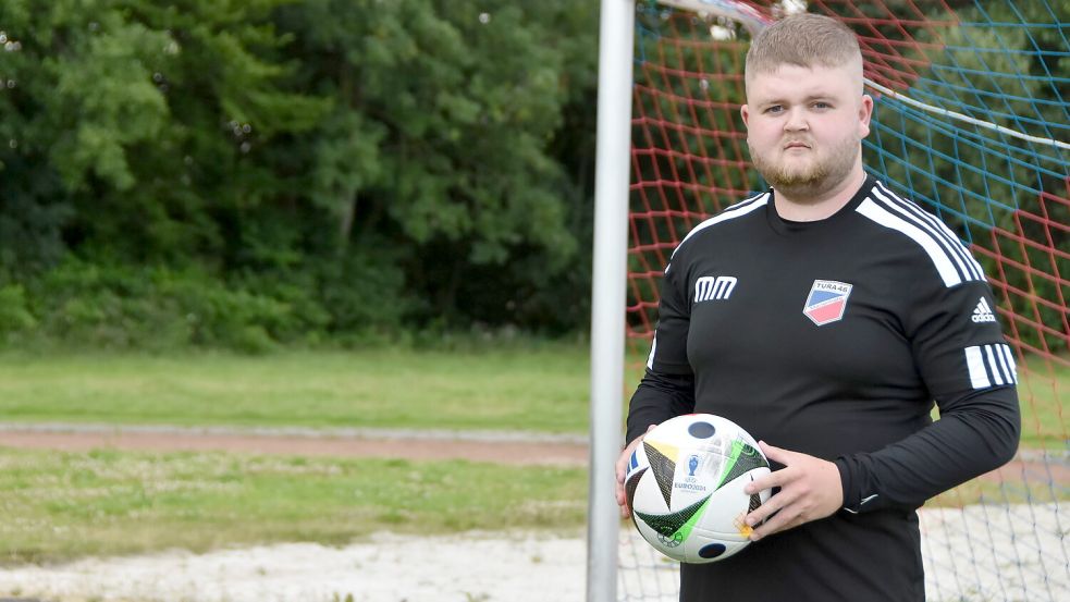 Fußball spielen ist eines der sportlichen Hobbys von Markus Müller. Der 24-jährige Rechtsupweger kickt für TuRa Marienhafe. Foto: Thomas Dirks