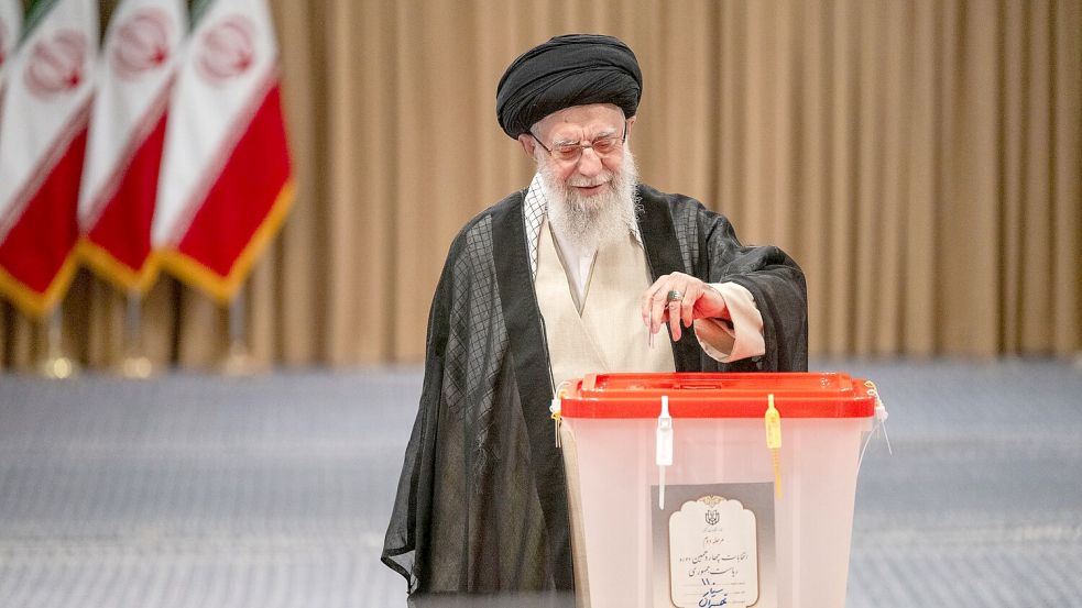 Staatsoberhaupt Chamenei eröffnet mit der Stimmabgabe die Wahl. Foto: Arne Bänsch/dpa