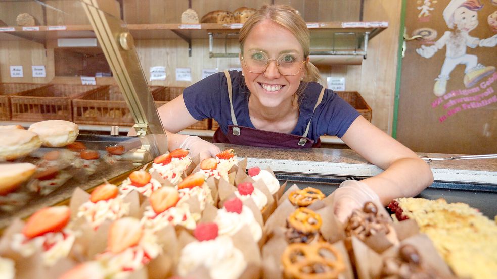 Meike Heymann packt ihre Cupcakes in die Auslage bei der Bäckerei Ennen in Dietrichsfeld. Foto: Romuald Banik