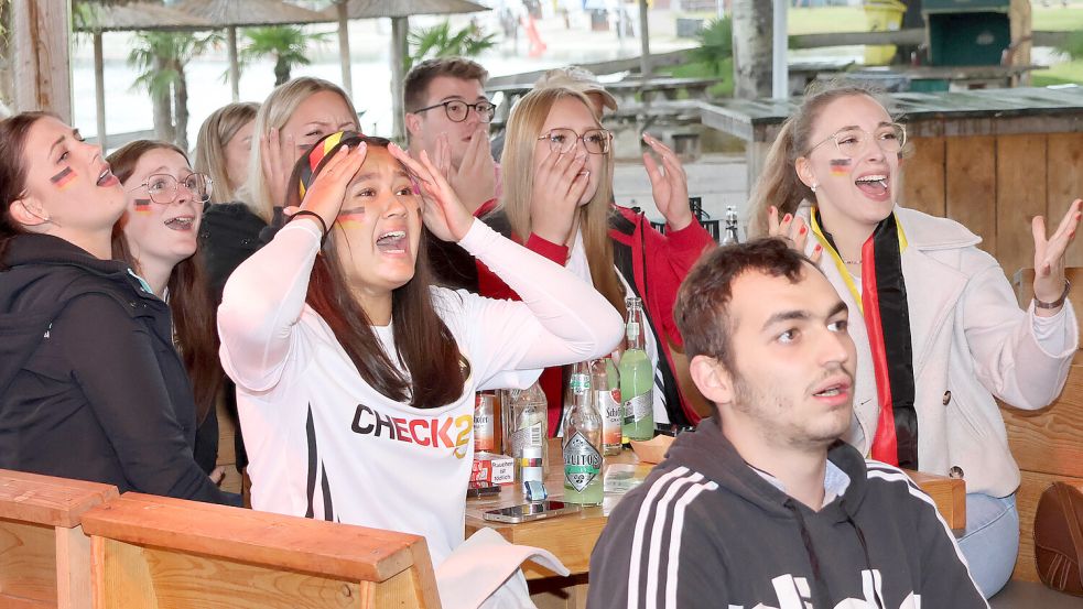 Bittere Enttäuschung bei den deutschen Fans kurz vor Schluss des Spiels. Foto: Helmut Vortanz