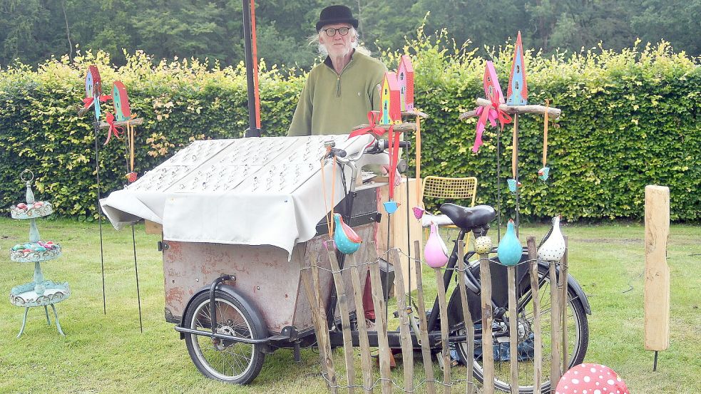 Horst Heekmann stellt unter anderem Silberschmuck mit echten Steinen her. Zudem bietet er Gartenskulpturen an. Fotos: Gerd-Arnold Ubben