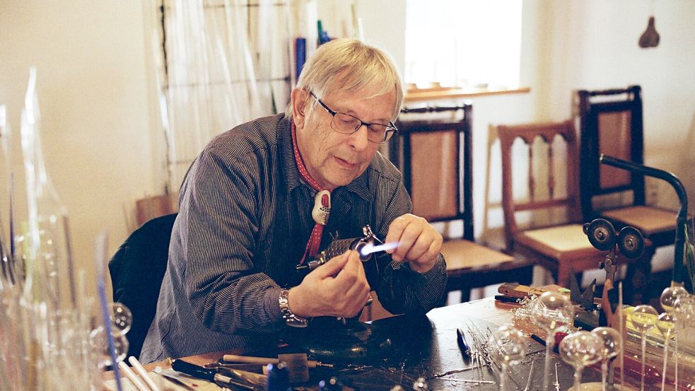 Der Glasbläser ist während der Handwerkertage zu Gast im Dörpmuseum.