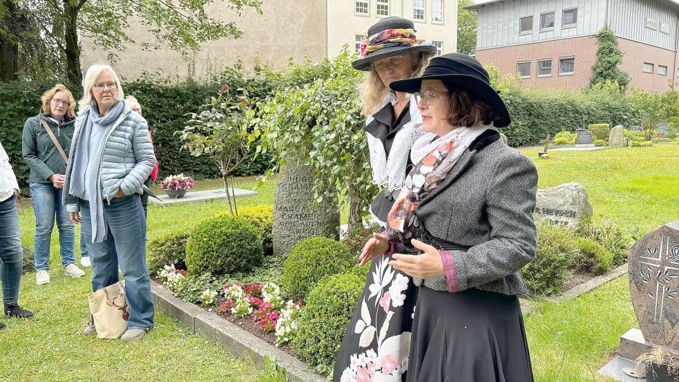 Reenste Cornelis (rechts) und Katja Druivenga (2. von rechts) bieten Führungen über den Auricher Friedhof an. Foto: Boschbach