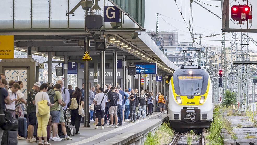 Preiswerter Genuss in vollen Zügen: Mit dem Deutschlandticket kommt man zwar mühsam, aber stetig überall hin. Foto: IMAGO/Arnulf Hettrich