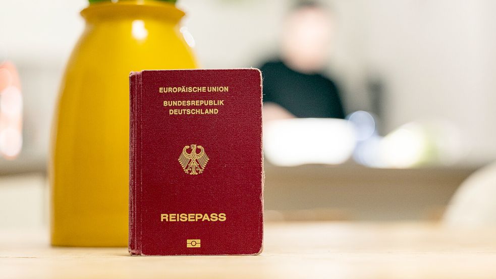 Derzeit dauert es bis zu acht Wochen, ehe ein neuer Pass ausgestellt ist. Foto: DPA