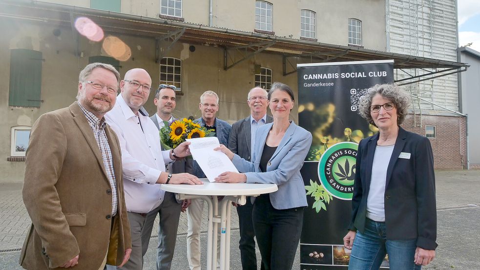 Der Cannabis Social Club (CSC) Ganderkesee hat als erster Verein in Niedersachsen den Erlaubnis-Bescheid für eine Anbau-Vereinigung erhalten. v.l.: Dr. Bernd von Garmissen (Präsident Landwirtschaftskammer), Daniel Keune (1. Vorsitzender CSC Ganderkesee), Malte Ernst (2. Vorsitzender), Cord Schütte (stv. BM Ganderkesee), Gerhard Schwetje (Präsident der Landwirtschaftskammer Niedersachsen), Miriam Staudte (Nds. Landwirtschaftsministerin), Birgit Blum (Leiterin Prüfdienste, LWK Nds.) Foto: Niklas Golitschek