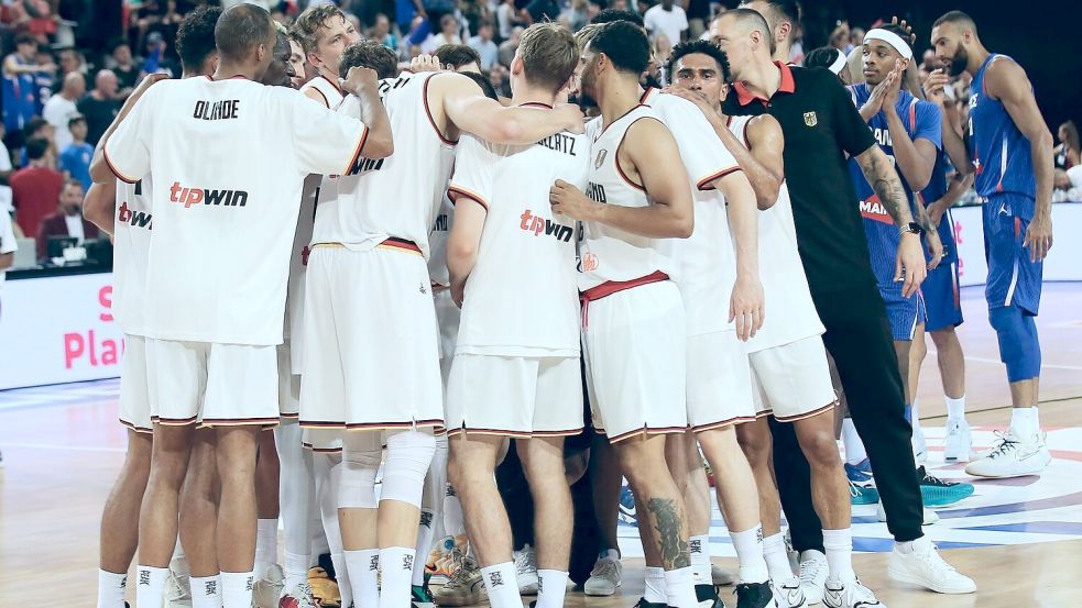 Die deutschen Basketballer freuen sich über ihren Testspielsieg. Foto: Stickel Matthias/dpa