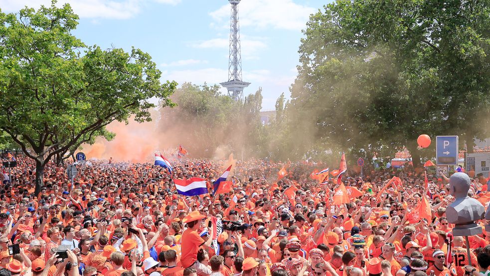 Die Fans der Elftal sorgten bei dieser Fußball-Europameisterschaft ein ums andere Mal mit Fankationen wie etwa Fanmärschen für mächtig Stimmung. Foto: dpa/Carsten Koall