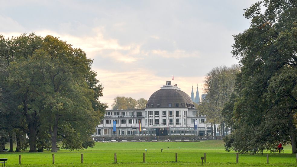 Hinter dem Parkhotel im Bremer Bürgerpark soll am frühen Abend des 22. Juni eine 30 Jahre alte Frau angegriffen worden sein. Foto: IMAGO/Panthermedia