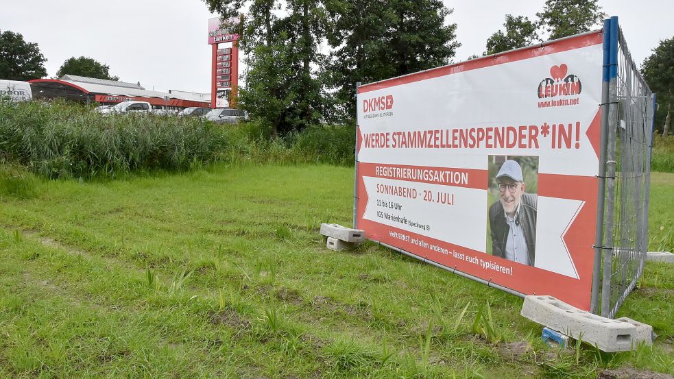 Mit großflächigen Bannern, wie diesem auf einer Grünfläche an der Bundesstraße 72 in Marienhafe, wird für die Typisierungsaktion geworben. Foto: Thomas Dirks