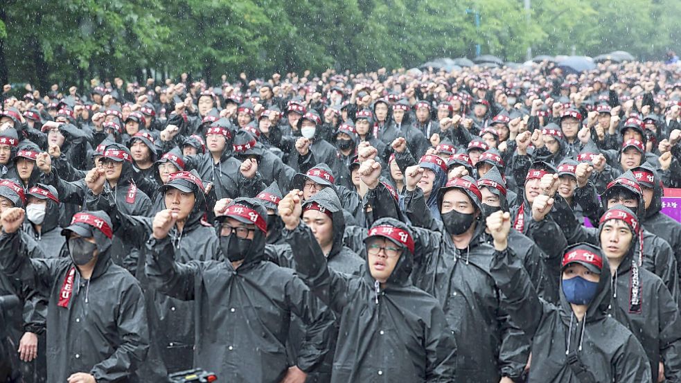 Die Gewerkschaft will ihren ursprünglich befristeten Streik auf unbestimmte Zeit fortsetzen. (Archivbild) Foto: Uncredited/YONHAP/AP/dpa