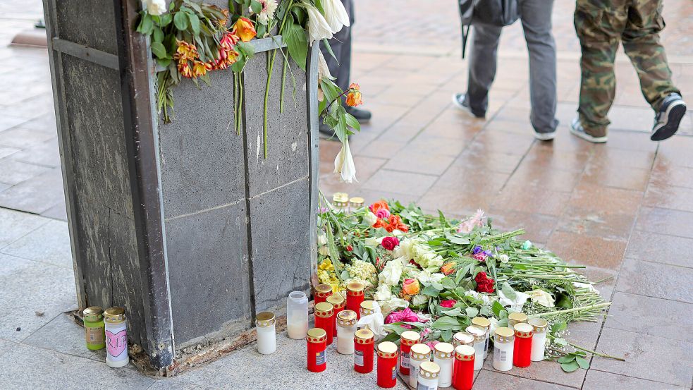 Nach dem tödlichen Unglück am Jungfernstieg haben viele Menschen Blumen und Kerzen am Unfallort niedergelegt. Foto: IMAGO IMAGES / Maximilian Koch