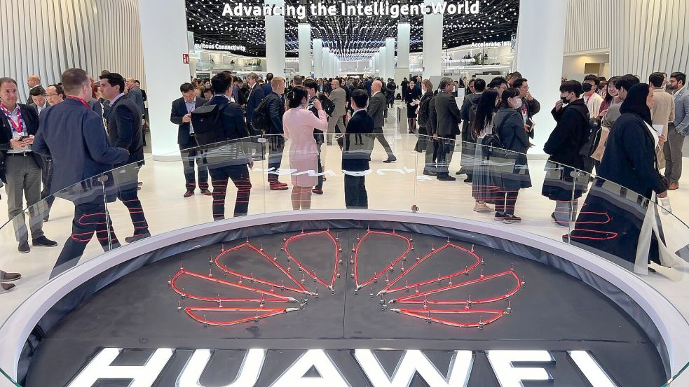 Das Logo des chinesischen Technologiekonzerns Huawei ist am Eingang seines Messestandes beim Mobile World Congress (MWC) zu sehen. (Foto-Archiv) Foto: Wolf von Dewitz/dpa