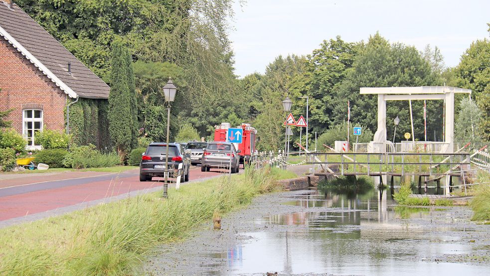 Seit vielen Jahren kämpfen die Anwohner in Westgroßefehn um die Sanierung der Ortsdurchfahrt. Foto: Heino Hermanns