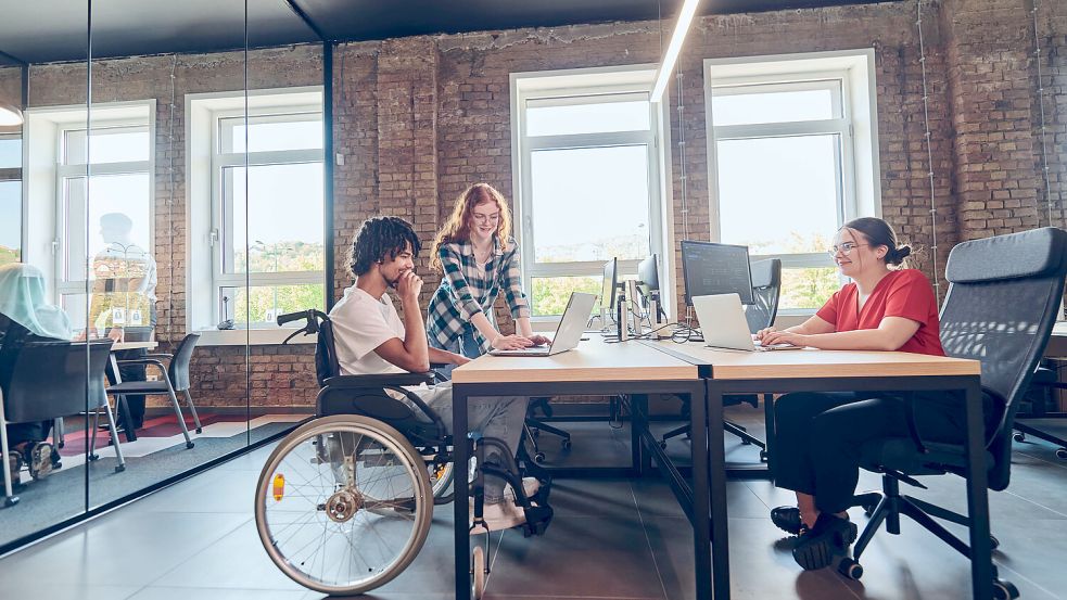 2022 waren in Niedersachsen 34,7 Prozent der arbeitslosen behinderten Menschen länger als ein Jahr arbeitslos; dies traf nur auf 26,9 % der Nichtbehinderten zu. Foto: IMAGO/Zoonar