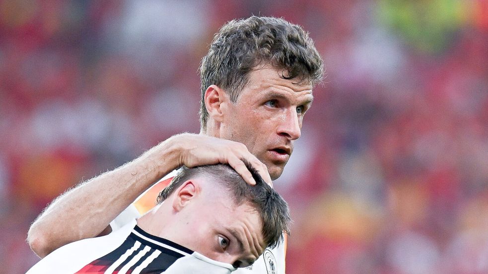 Thomas Müller tröstet Florian Wirtz nach dem EM-Aus. Foto: Marijan Murat/dpa