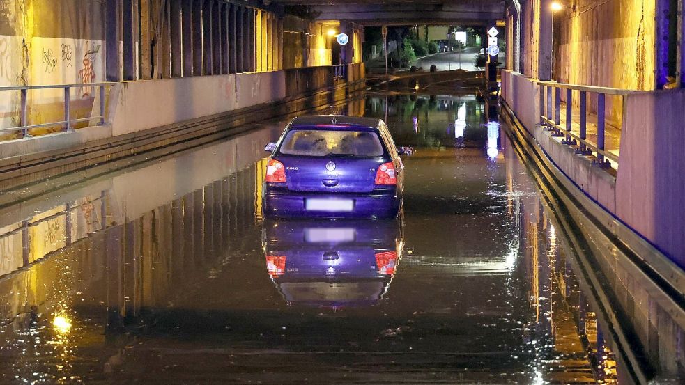 Starker Regen hat am Mittwoch in vielen Teilen Deutschlands zu überlaufenen Straßen geführt. Foto: Ralf Hettler/dpa