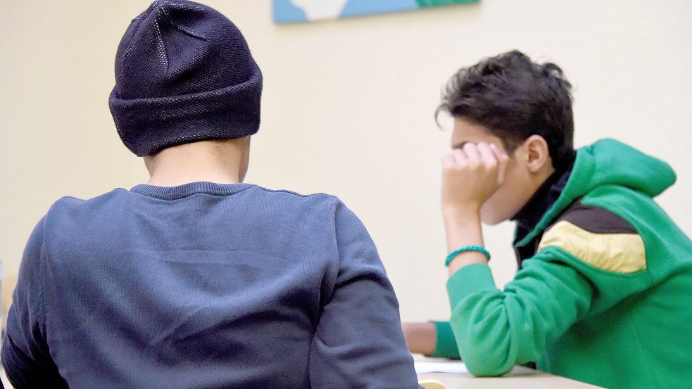 Jugendliche Flüchtlinge sitzen 2015 in Neumünster (Schleswig-Holstein) in der zentralen Inobhutnahme für unbegleitete minderjährige Flüchtlinge. Foto: Carsten Rehder/dpa