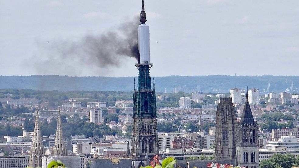 Der Turm der Kathedrale von Rouen steht in Flammen. Foto: Patrick Streiff/AFP/dpa