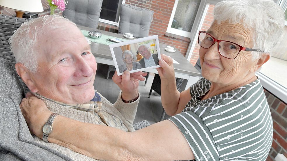 Gerhard Bruns und Christel Hoppe zeigen ihr Hochzeitsfoto vom 6. August 2023. Das war gleichzeitig sein 80. Geburtstag. Fotos: Ortgies