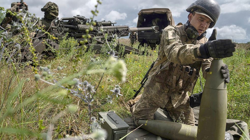 Ohne die Waffenlieferungen aus dem Westen hätte die Ukraine vermutlich schon längst aufgeben müssen. (Archivbild) Foto: Evgeniy Maloletka/AP/dpa