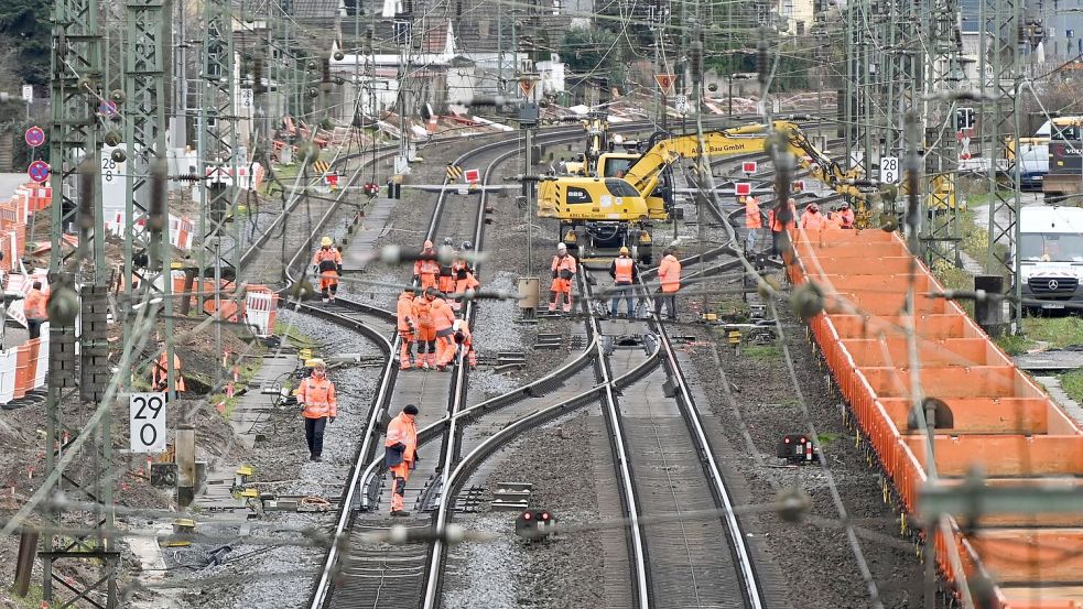 Die Riedbahn ist das wichtigste Bauprojekt der Deutschen Bahn im laufenden Jahr. (Archivbild) Foto: Arne Dedert/dpa