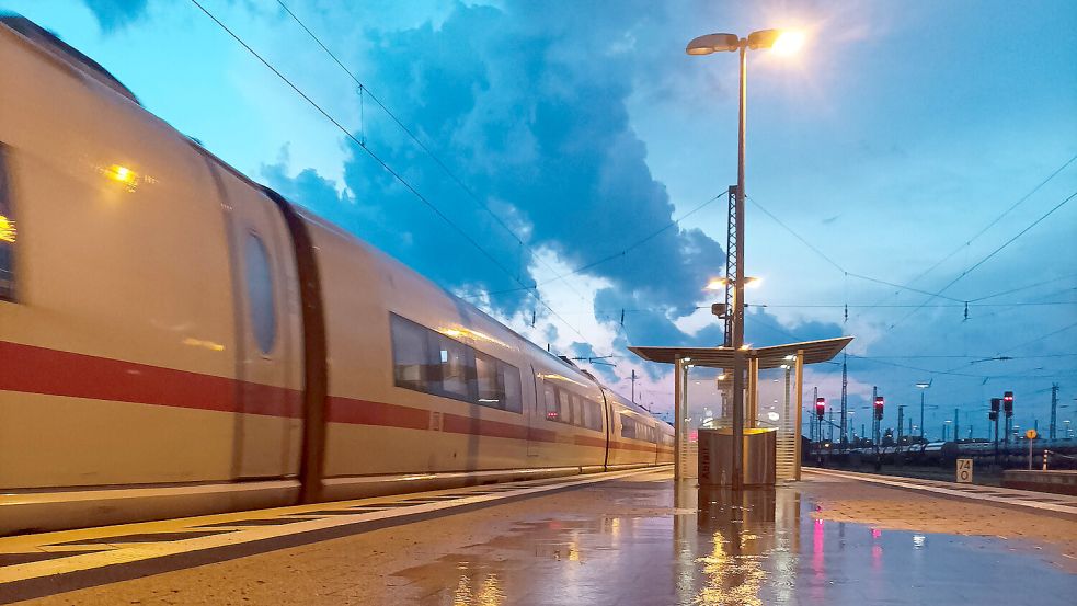 Der erste Zug zu früh, der zweite mit kaputten Fenstern, der dritte ausgebucht... Die Schüler hatten auf ihrer Bahnreise nichts als Pech. Foto: Imago Images