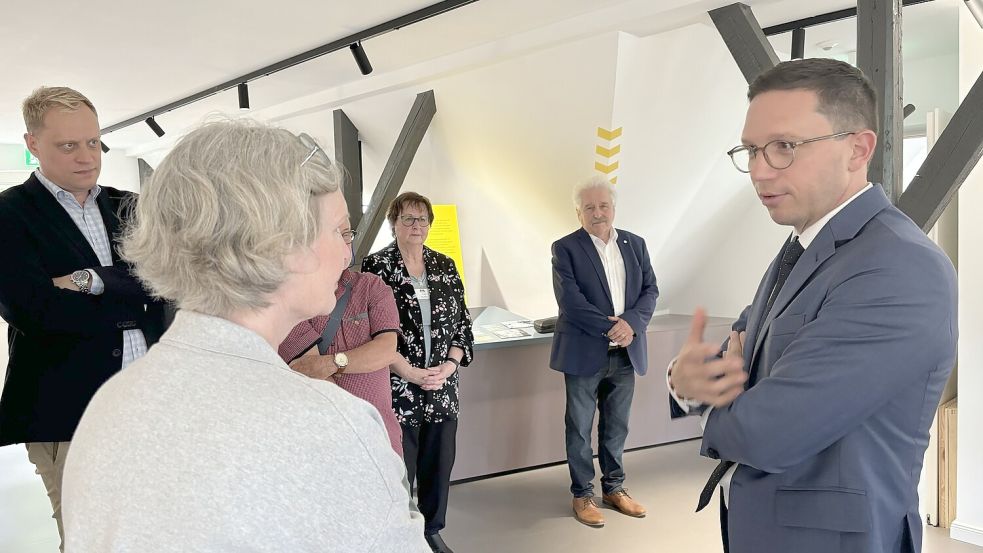 Wissenschaftsminister Falko Mohrs (von rechts) informierte sich bei einem Besuch in der Gedenkstätte im Gespräch mit dem Landschaftspräsidenten Rico Mecklenburg, Lilo Kessler von der Pädagogikarbeitsgruppe des Vereins, der Vereinsvorsitzenden Hilke Osterwald und dem Auricher Landtagsabgeordneten Wiard Siebels. Foto: Karin Böhmer