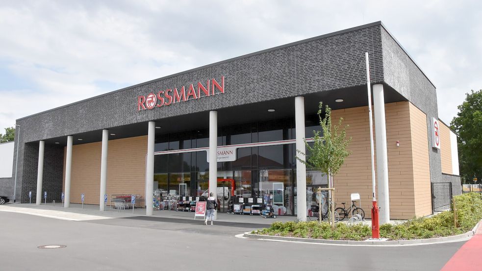 In der neuen Rossmann-Filiale in Marienhafe kosten einige Produkte mehr als in Filialen desselben Unternehmens andernorts, stellen Kunden fest. Foto: Thomas Dirks