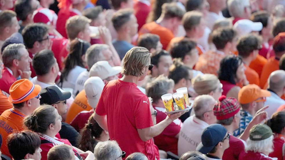 Die Fußball-EM hatte Veltins zufolge keinen positiven Effekt auf den Bierabsatz in Deutschland. (Symbolbild) Foto: Soeren Stache/dpa