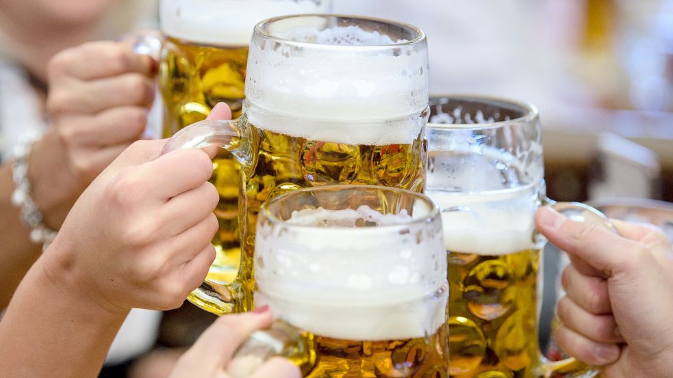 Der bislang legale Konsum von Bier und Wein für 14- und 15-Jährige in Begleitung ihrer Eltern soll verboten werden. Foto: DPA