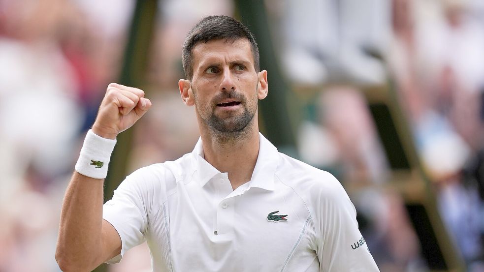 Novak Djokovic ist zum zehnten Mal in das Finale von Wimbledon eingezogen. Foto: Jordan Pettitt/PA Wire/dpa