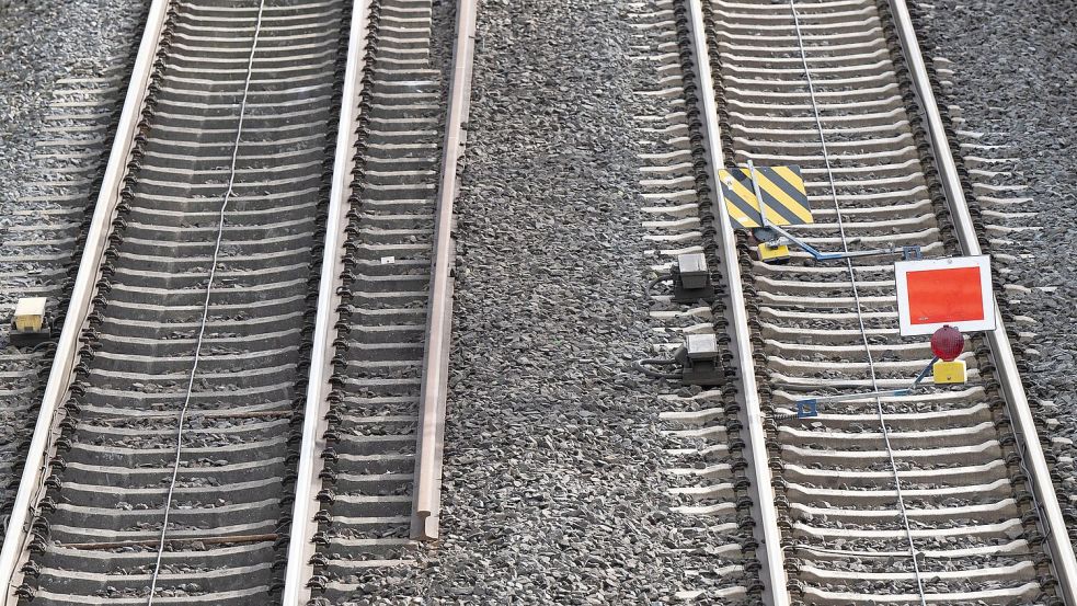 Noch ist unklar, woher fehlendes Geld fürs Schienennetz und für die Autobahnen kommen soll. Foto: Sebastian Gollnow/dpa