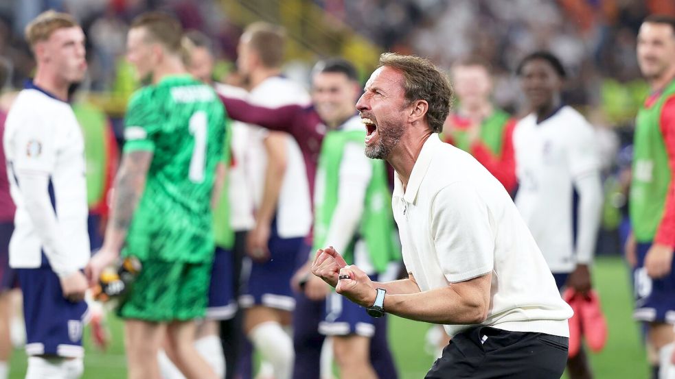 Emotionaler Ausbruch: Southgate feiert mit den Fans. Foto: Friso Gentsch/dpa