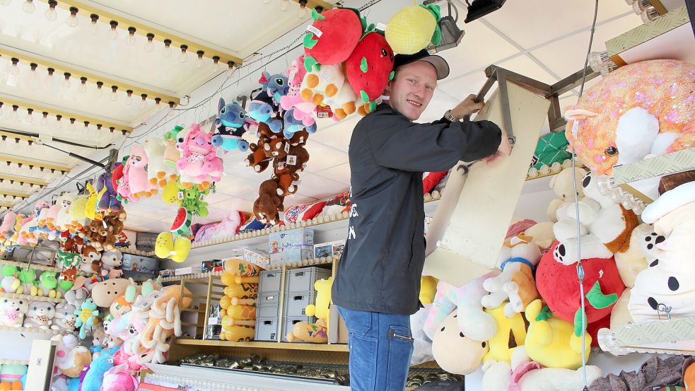 Anthony Horz baut seinen Stand auf. Hier kann ab Freitag auf Dosen geworfen werden. Foto: Oltmanns