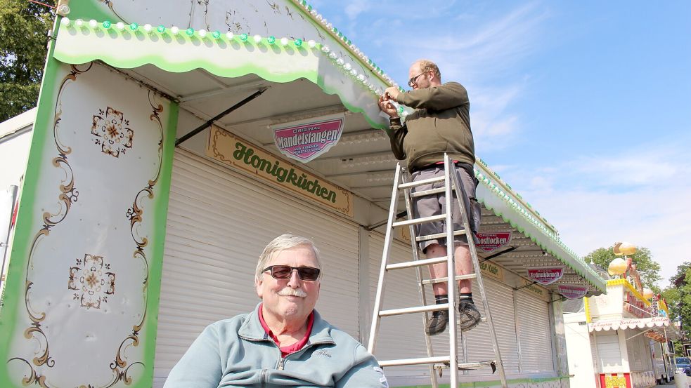 Rainer Hortmeyer (links) feiert mit seinem Zuckerstangen-Stand dieses Jahr ein Jubiläum. Foto: Oltmanns