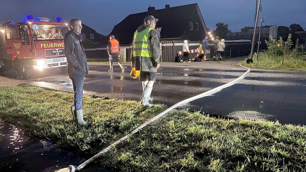 An der Straße Großer Bogen halfen Anwohner sich selber und pumpten das Wasser über den Damm der Ekelser Straße. Foto: Karin Böhmer