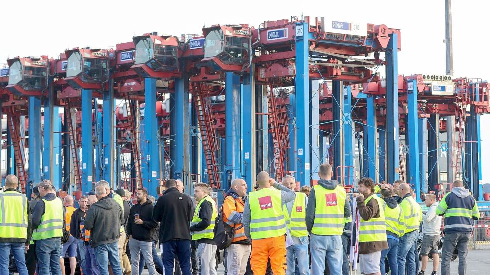 Hafenarbeiter protestieren vor dem Container Terminal. Foto: Bodo Marks/dpa