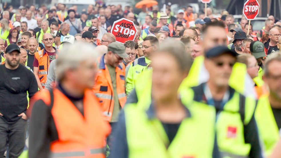 Hafenarbeiter demonstrieren für eine bessere Bezahlung. (Archivfoto) Foto: Ulrich Perrey/dpa