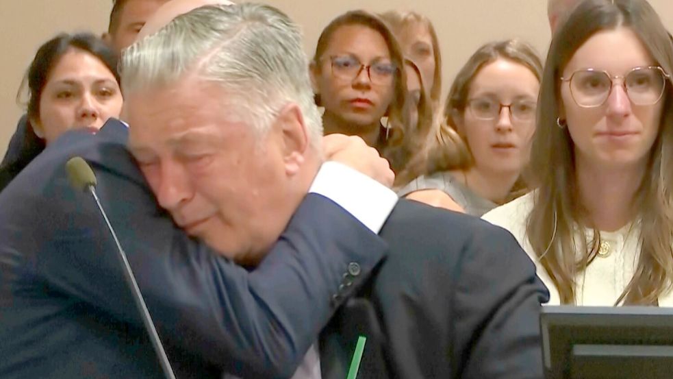 Alec Baldwin weint Tränen der Erleichterung. Foto: -/Pool Video via AP/dpa